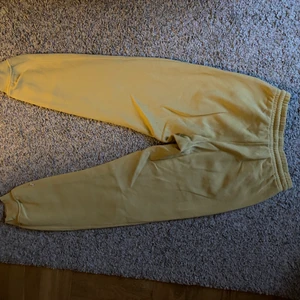 Gula sweatpants - Flyttrensar- Säljer massa med plagg till billiga priser!!! Samfraktar så kolla mina andra annonser. Frakt efter paketets vikt, ansvarar ej för postens hantering av paket. Hör av dig vid frågor :)
