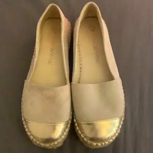Superfina skor med gulddetalj som är för små för mig🥺 Storlek 38 och varsamt använda. Köparen står för frakten💞