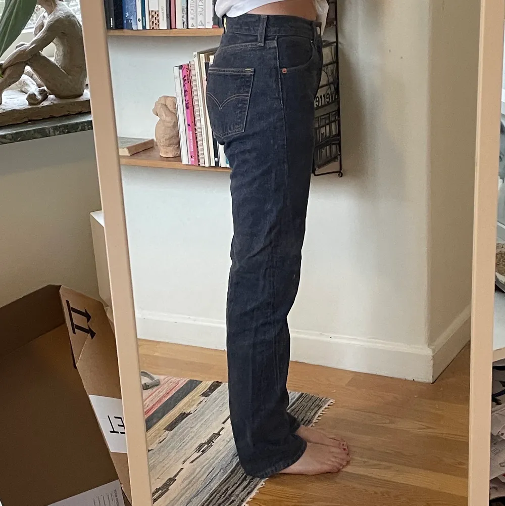 Snygga Levis jeans i en cool mörkblå färg. Har en litenliten fläck som ej går bort ovanför knät. Midjemått: 75 cm. Innerbenslängd: ca 83 cm. . Jeans & Byxor.