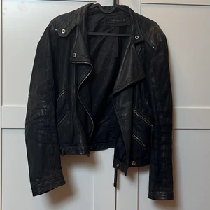 Läderjacka Zara - Superfin skinnjacka från Zara, köpt för 1200kr (tror jag!!) Möts gärna upp för köp i Stockholm annars står köparen för frakten👍