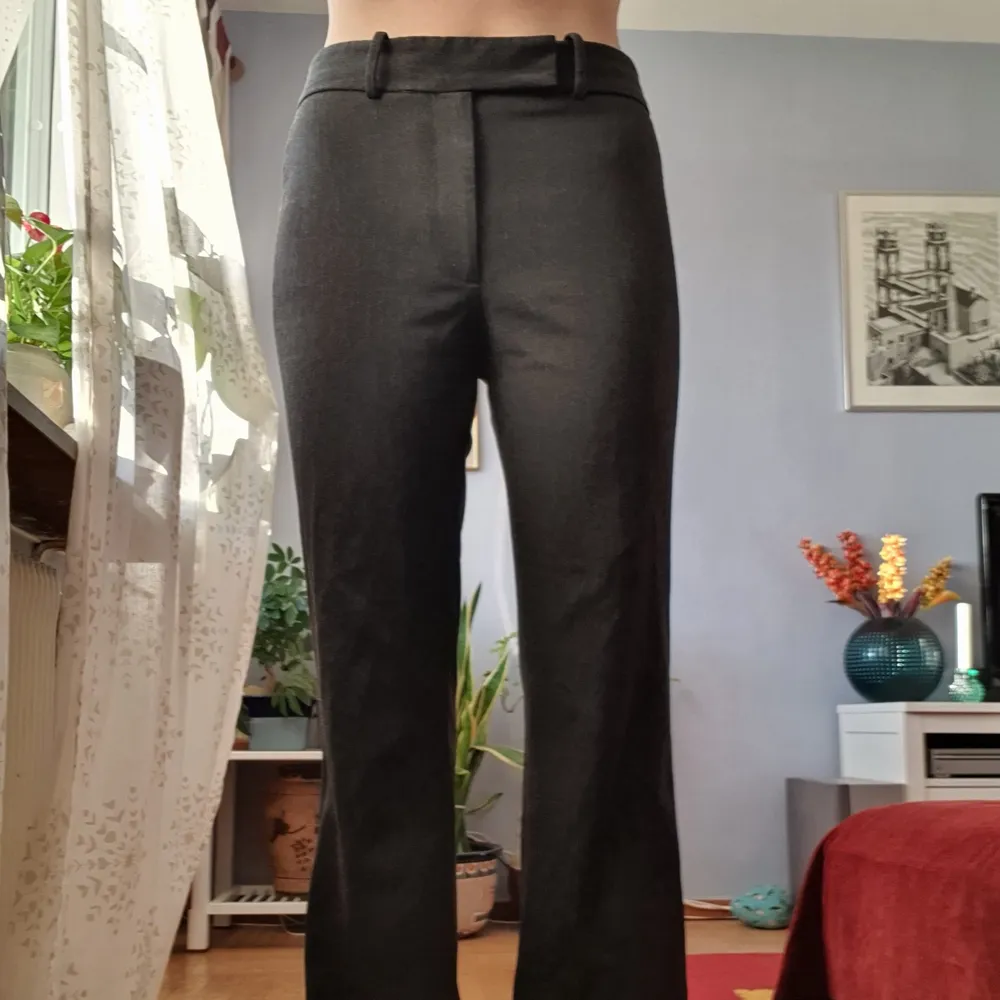 Hej! Säljer dessa mörkgråa kostymbyxor från zara. Hör av er vid fler frågor, är 175 och det passar perfekt i längden men inte vid midjan. . Jeans & Byxor.