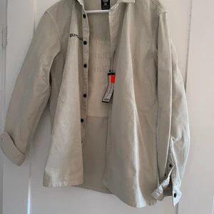 Jacka/skjorta - Skit snygg jacka/ skjorta i storlek M aldrig använd 