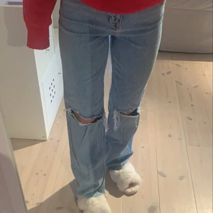 Populära zara jeans  - Säljer ett par slutsålda zara jeans. Är mer för lågmidjat och säljer därför dessa då de är väldigt högmidjade. De är i storleken 34. Köpare står för frakt.💗