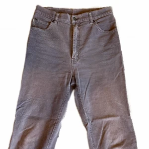 Ljuslila manchesterbyxor - Ljuslila manchesterbyxor från 90-talet. Högmidjade med straightleg. Från Flash i storlek ca S då jag sytt in midjan.