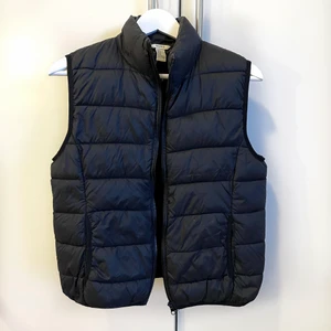 Väst  - Svart dunväst från Forever 21. Kan mötas upp i Jönköping annars tillkommer fraktkostnad🤍