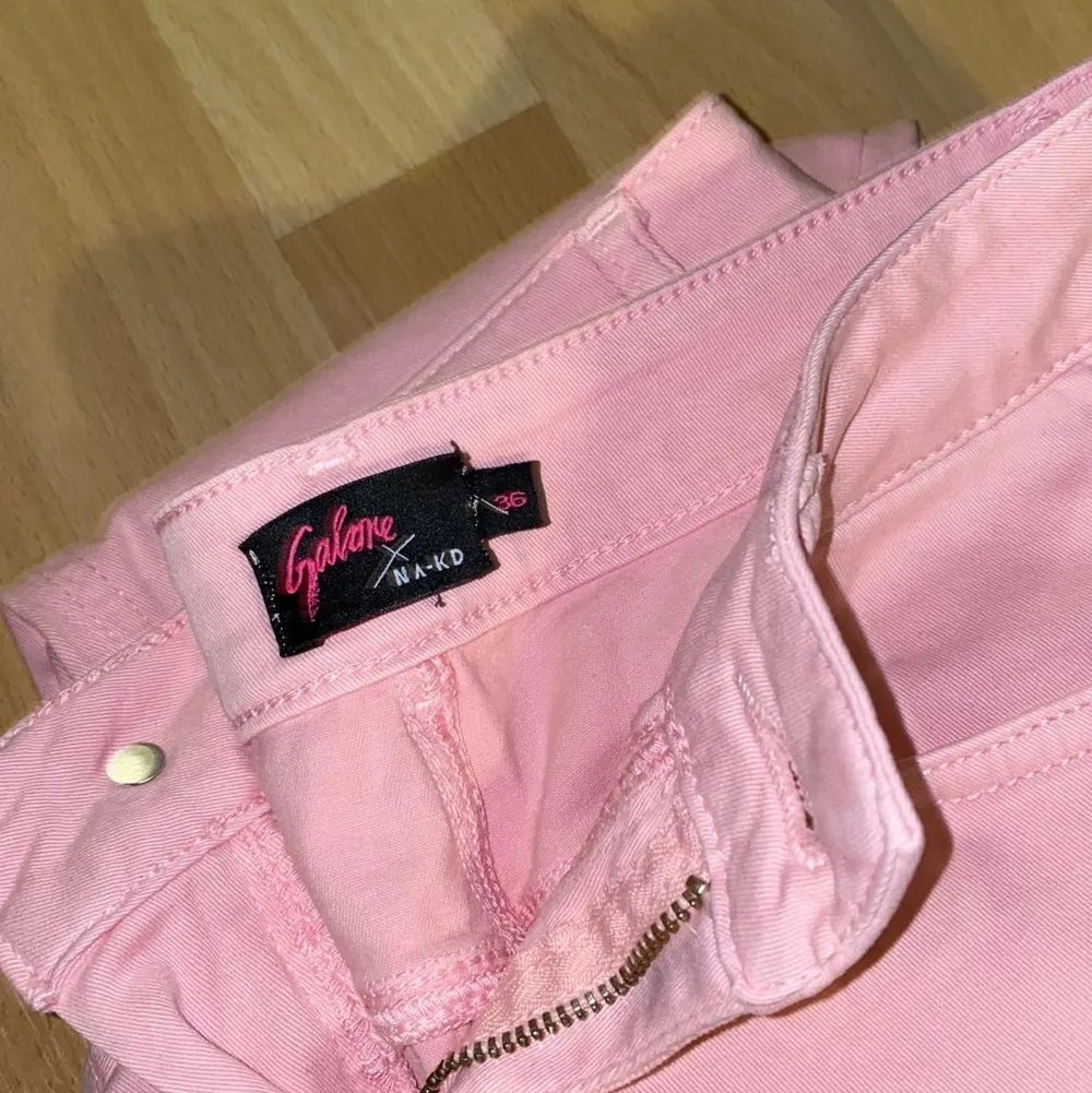 Säljer ett par helt oanvända rosa mom jeans från Na-kd som jag köpte för något år sen. Säljer då dom somsagt aldrig kommit till användning. Storlek 36 men tror även att de skulle passa om man har mot 38 då de är väldigt sköna! Nypris 300kr💕. Jeans & Byxor.