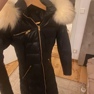 Rockandblue strl 36  - Säljer min rockandblue jacka i strl 36 den är svart med guld detaljer. 