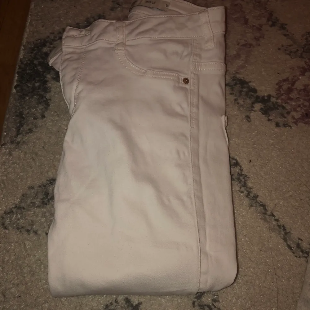 Ett par vita jeans från Gina märket Molly. I storlek S. . Jeans & Byxor.