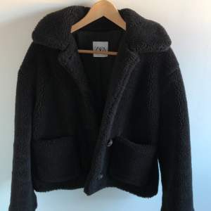 Så gosig och fin Teddy-jacka från Zara 🧸 Fina detaljer med knapparna och fickorna! 