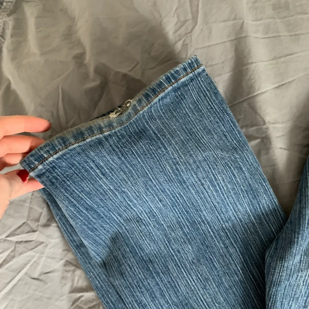 Randiga bootcut jeans från brandy Melville i storlek S, ganska stretchiga så passar nog större! Måtten enligt hemsidan är 76W/84L men skulle snarare säga 80W då de är stretchiga. Säljer då dom är lite stora på mig, därav små slitningar vid fötterna. Om många är intresserade gör jag budgivning. Jeans & Byxor.