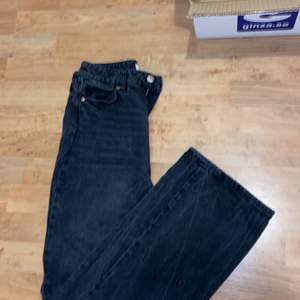 Vida / staight leg jeans från H&M , svarta men lite gråa också ;) skriv vid intresse eller frågor ✨