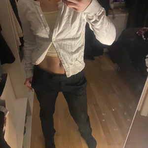 Snygga lågmidjade kostymbyxor!! - I bra skick. Säljer å dom är lite förstora. 