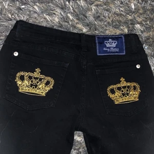 Low waisted jeans - Lågmidjade y2k jeans från Victoria Beckham :) Helt oanvända av mig men köpta på pingstkyrkans secondhand i Eskilstuna. Storlek 32 men sitter exakt som S/36. Jag är 171 och de sitter bra på mig, men passar även kortare personer! Kom privat för mer bilder/info!! <33