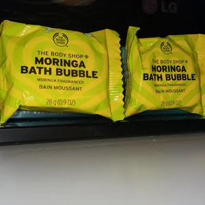 The body shop badbomb  - Säljer de här fina badbomberna från the body shop Vi doften moringa Fragranced säljer dessa för att jag har inget badkar.
