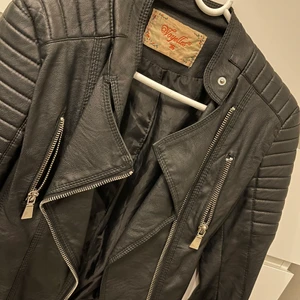 Skinnjacka  - Skinnjacka i storlek 36. Den är liten i storlek så den skulle kunna uppskattas som XS.  Skriv för fler bilder:)