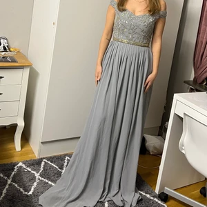 Festklänning Virgos lounge - Storlek 34/36 klänning från Virgos lounge. Endast haft på mig 1 gång. Inga defekter.