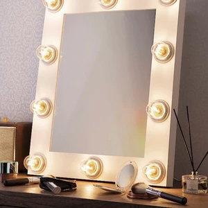 Sminkspegel  - Säljer denna sminkspegeln som jag köpte för ett tag sen men som tyvärr inte kommer till användning längre. Spegeln är i mycket fint skick! Kontakta mig privat för flera bilder🤍