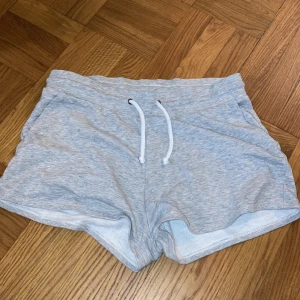 Grå mjukisshorts - Grå mjukisshorts från Monki, strl S (passar en M också). Mkt bra skick! 