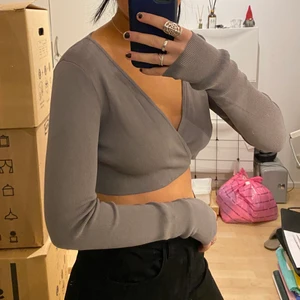 Topp strl. M! - Säljer denna snygga gråa topp från Zara i storlek M! Toppen är som ny därför säljer jag den för 100kr!