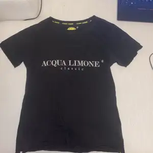  acQua limone T-shirt. Svart i storleken xxS men passar i alla fall upp till storlek S eventuellt medium