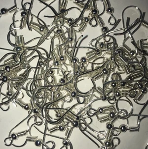 Örhängens krokar, silver  - Säljer dessa örhängens krokar i silvrig färg. Dessa är mycket användbara om man vill tex. starta en small business. 15 kr för alla plus frakt 💕