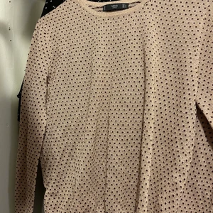 Prickig topp - Säljer denna snygga prickiga tröja från Mango som passar perfekt till en kjol eller jeans. Säljer då jag inte fått jättemycket användning av den på senaste. Storlek L men skulle mer säga S-M. Väldigt fint skick. Fråga vid fler bilder.