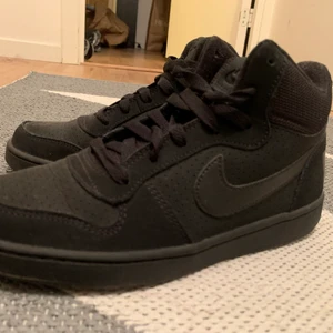 Svart Nike skor storlek 38 - Bara testat. Ej haft ute.