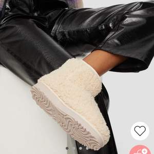 Vit/beiga jättefina uggs liknande skor från Nelly.com 🤍 säljer då jag inte kommer få användning för dom. Helt oanvända bara öppnade o testade, skriv för fler bilder o frågor😇