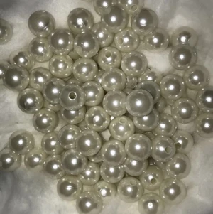 Vita vaxade pärlor - Säljer dessa jättefina vaxade pärlor. Det är jättemånga i, ca 120 s.