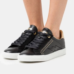 Zadig & Voltaire skor - Zadig & Voltaire skor som jag fick i julklapp strl 40, box och dustbag finns. Lite skavanker. Nypris 2100 kr på zalando, tar emot bud från 1000 🤩 skriv privat för mer frågor 