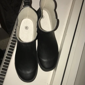 Oanvända stövlar - Säljer dessa helt oanvända svarta stövlar i storlek 39😊 Pris kan diskuteras💕