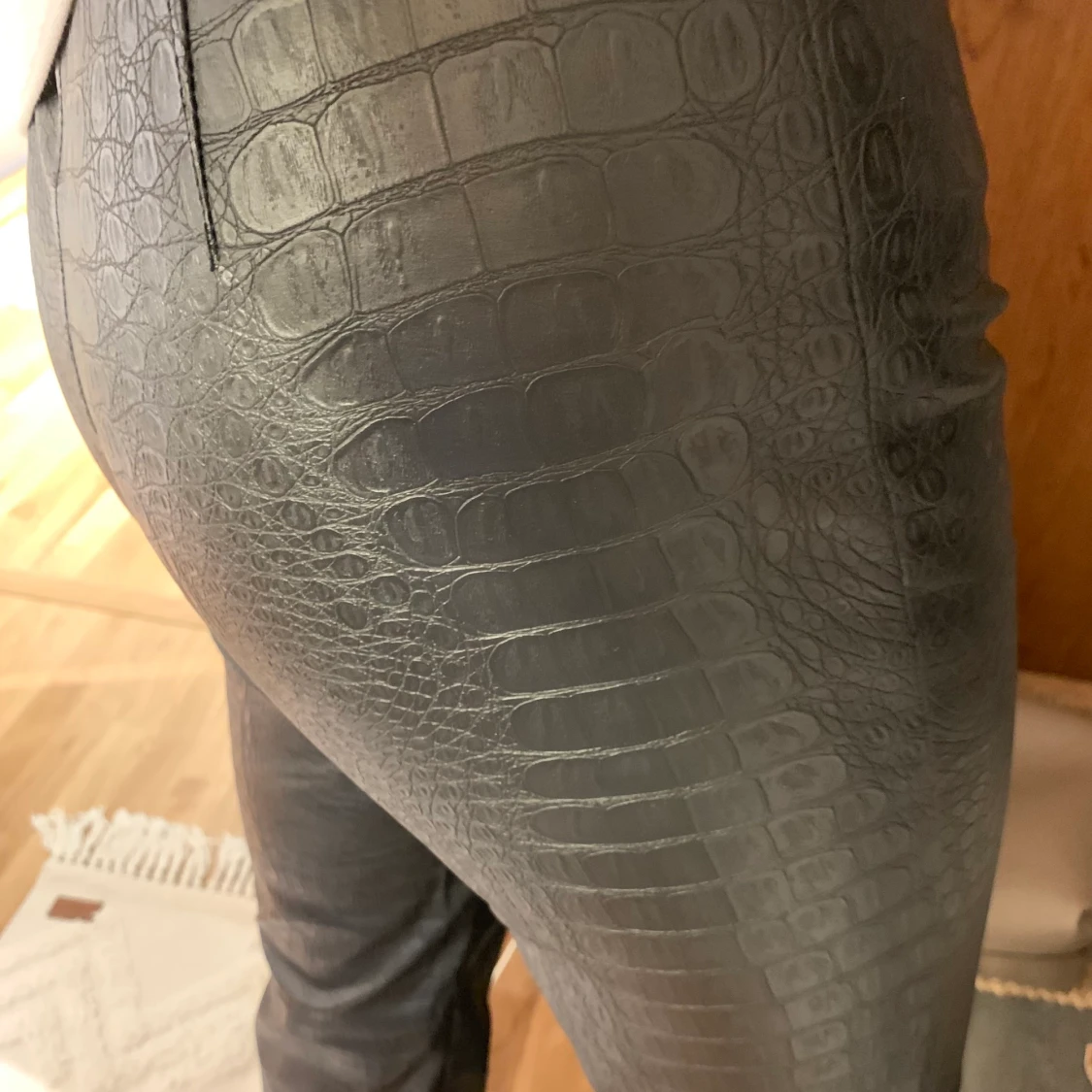 Svarta byxor i skinnimitation - 91