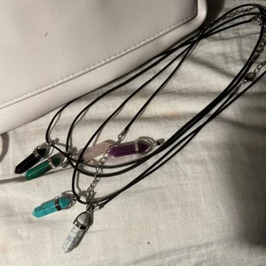 Kristall halsband - Kristall halsband från shein. Köparen står för frakten:) 1st för 10 kr och alla för 50kr