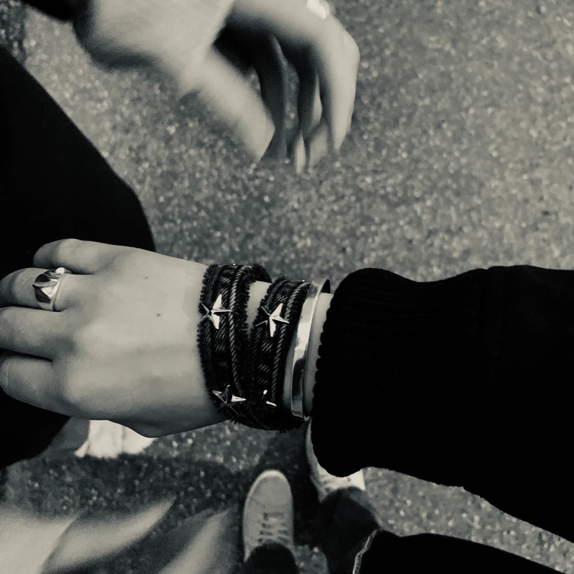 Svart armband i jeanstyg med stjärnor 