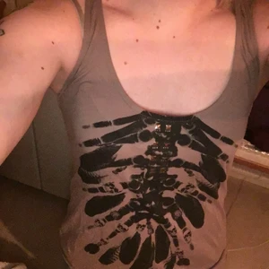 Linne - Linne med tryck och nitar. Köper man fler plagg så kan jag skicka det i samma paket om det önskas 