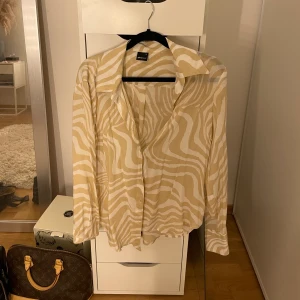 Skjorta  - Från Gina lite oversized i ett tunt material❤️