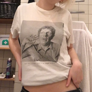 T-shirt  - T-shirt med tryck föreställande Tage Danielsson