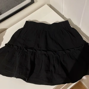 Svart kjol - En jätte fin svart kjol med lite volang detaljer. Den är i storlek s men jag anser den som mer xs. Aldrig använd. Går även att använda som en topp. Ni betalar för frakten💓