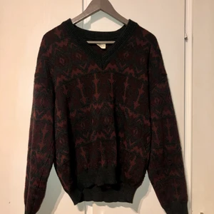 Tröja - En lite tjockare tröja i varmt material. Passar bra själv eller att ha en annan tröja under. Finns en liten reva i ena armen (se bild), men det är ingenting som stör eller påverkar. Köpt i en lokal butik som säljer vintage-kläder, så tyvärr svårt att säga exakt vilket märke. 