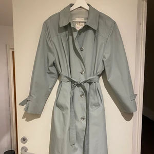 Trenchcoat köpt second hand  - Knappt använd, var som ny när jag köpte den. Storleken är oklar med sitter oversize på mig som har s. Ljus turkos/blå färg. Kan gå ner i pris vid snabb affär