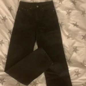 Rowe jeans weekday - Populära jeansen från weekday modellen rowe, säljer dom då dom inte kommer till andvändning. knappt andvända 💜 