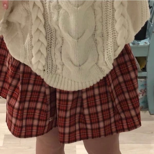 Rutig kjol - Rutig kjol ifrån shein, använd ett fåtal gånger men har inga skador. Storlek s men jag som är en s tycker att den blir lite trång så skulle säga xs. Skriv privat för frågor❤️