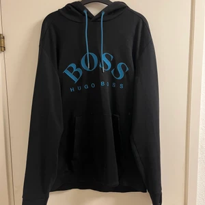 Boss hoodie - Inköpt 1,5 år sedan gav då 1900kr andvänd men inget tydligt slitage säljer för 500kr köpare står för frakt XL men passar L 