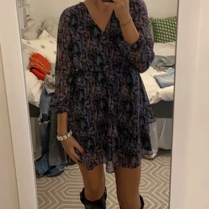 Volangklänning - Köpte plagget på Plick men den var för stor för mig så säljer vidare!🥰 