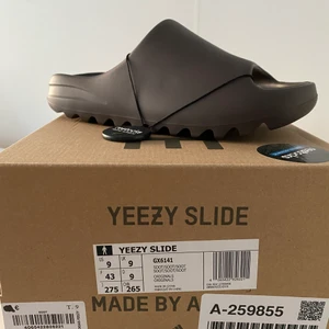Yeezy Slides Soot - Helt nya slides (2021 släpper) strl 43, små i storleken! Säljes för 1600kr. Köpta på Restocks med tags kvar🤎. Inga skambud
