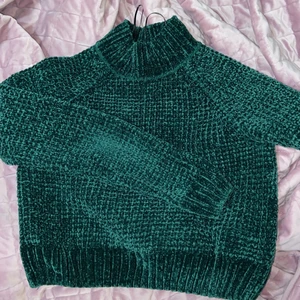 Grön tröja  - Jättefin och superskön grön stickad tröja i storlek XS, nyskick💕