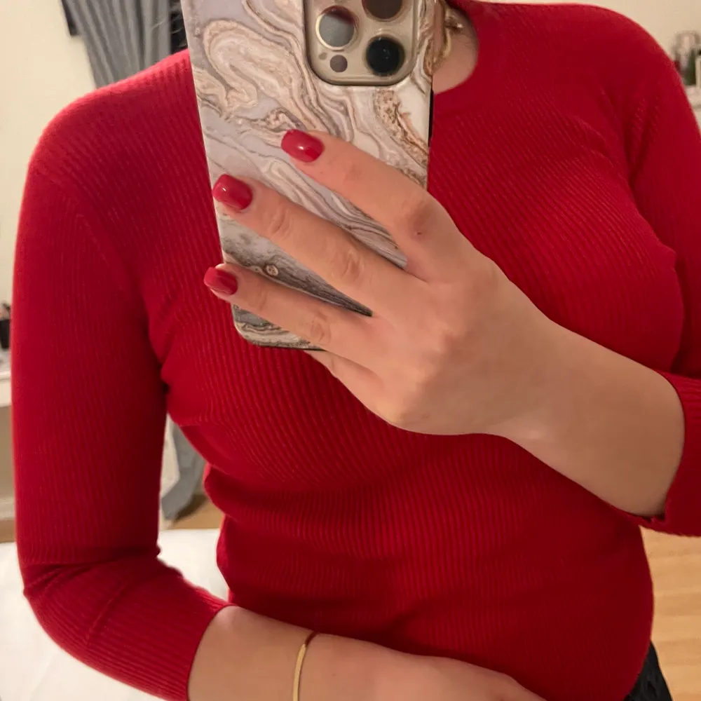 Red knit crop top from Zara in size small. Toppar.