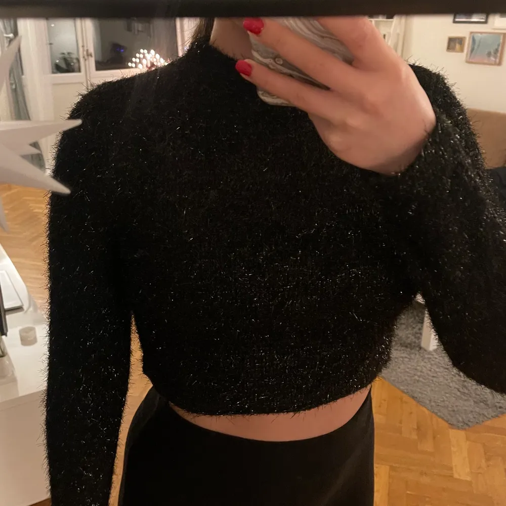 Black sparkly crop top from H&M. Never been used. Size small. Toppar.