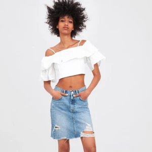 Topp från Zara - Supersöt vit volang topp från Zara säljer då den inte passar längre