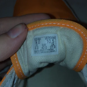 Orangea Vans  - Unisex storlek 42, använda men i gott skick. Säljer pga inte min stil längre. 